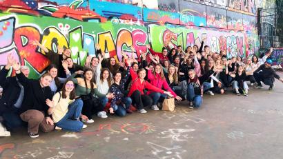 Bild: Astrid Fürg/exb
Die Decker-Gruppe vor ihrem selbst gesprühten Graffiti.