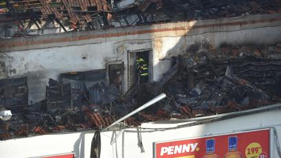 Bild: Kube Slavomír/CTK/dpa
Feuerwehrfahrzeuge stehen vor einem Penny-Markt in Chodov, der durch ein Feuer in den frühen Morgenstunden fast vollständig zerstört wurde. Das Feuer ist ausgebrochen, bevor das Geschäft geöffnet hat.
