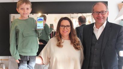 Bild: stg
Carla Fontes freut sich mit Sohn Diego und Bürgermeister Roman Schäffler, dass sie von Antenne Bayern ausgewählt worden ist.