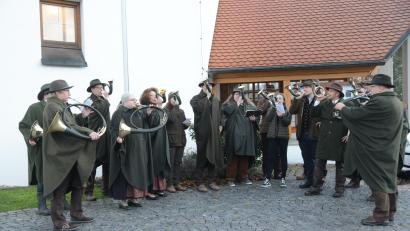 Bild: bey
Die Jagdnornbläsergruppe des Kreisverbandes Weiden-Neustadt kündigt den Auftakt des Hubertustages an.