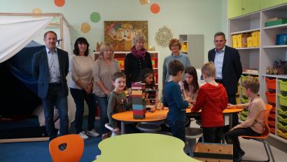 Bild: wel
In den freundlich eingerichteten Räumen der Offenen Ganztagsschule macht es den Betreuerinnen Grit Lorenz (Zweite von links), Brigitte Zimmet (Dritte von links) und Gisela Preiß (Zweite von rechts) sowie auch den Kindern großen Spaß. Davon konnten sich stellvertretender Schulverbandsvorsitzender Josef Pretzl (links), Schulverbandsvorsitzender Norbert Eckl (rechts) und Rektorin Friederike Bösl überzeugen.