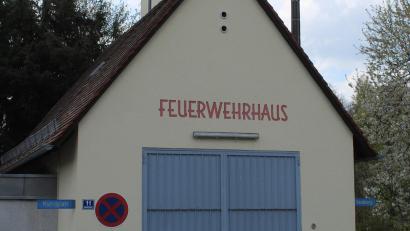 Bild: soj
Das alte Feuerwehrhaus wird umgebaut und renoviert. Unter anderem sollen neben den Umbauarbeiten auch das Dach, die Fenster, Eingangstüren und auch die Fassade erneuert werden.