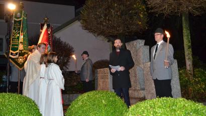 Bild: gi
Bei der Feier des Patroziniums in Heumaden erinnern die Teilnehmer am Kriegerdenkmal auch an die Schrecken des Kriegs von heute, an die Verstorbenen der beiden Weltkriege sowie die zivilen Opfer.