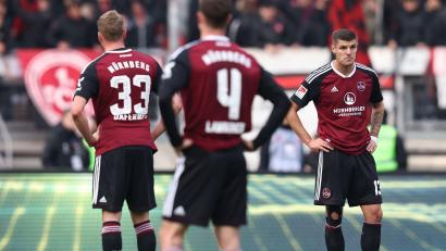 Bild: Daniel Karmann/dpa
Völlig frustriert: Die Club-Spieler(von links) Christoph Daferner, James Lawrence und Erik Wekesser könnes die Niederlage gegen Aufsteiger Magdeburg nicht fassen.