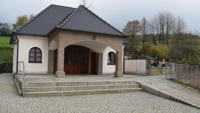 Bild: bnr
Beim Anbau eines barrierefreien Zugangs für das Leichenhaus gehen die Meinungen im Gemeinderat auseinander. Jetzt soll ein anderer Planungsentwurf erarbeitet werden.