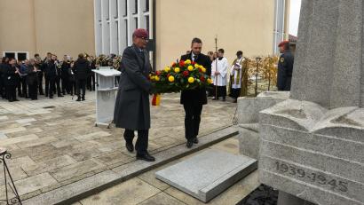 Bild: bey
Bürgermeister Ernst Lenk und Oberstleutnant Thomas Lewerenz, Vorsitzender der Soldaten -und Reservistenkameradschaft Schirmitz, legen einen Kranz nieder.