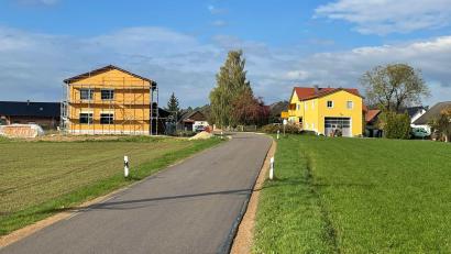 Bild: oy
Auf den freien Flächen rechts und links entstehen neue Bauplätze am Ostrand von Prohof.