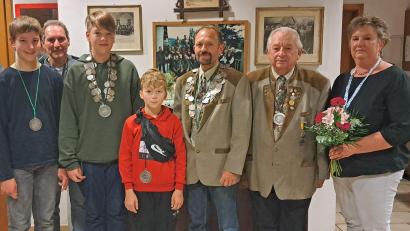 Bild: Weidner/exb
Der Schützenverein Wernberg-Köblitz proklamierte seine neuen Würdenträger (von rechts): Schützenliesl Petra Piehler, zweiter Ritter Hans Luley, Schützenkönig Christian Liebl, erster Jugendritter Max Riedl, Jugendkönig Tobias Laufmann, erster Ritter Thomas Schlosser und zweiter Jugendritter Tim Schlosser.