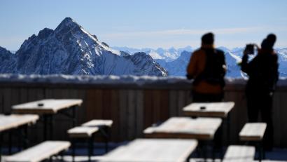 Symbolbild: Angelika Warmuth/dpa
Urlauber müssen im Winter bayernweit tiefer in die Tasche greifen als früher. Vor allem wegen der höheren Energiekosten mussten Hoteliers und Gastronomen ihre Preise anpassen.,