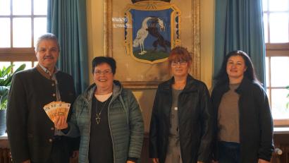 Bild: dob
Die Vertreter der katholischen Pfarrgemeinde Roggenstein, Birgit Gösl, Inge Wolfrath und Monika Krug (von rechts), überreichen Bürgermeister Andreas Wutzlhofer im Rathaus 300 Euro für das Sozialamt.
