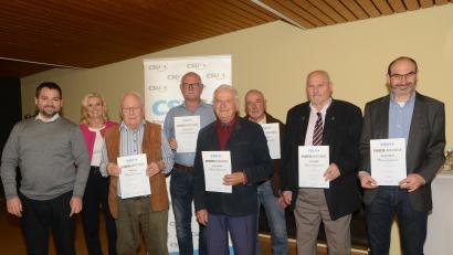 Bild: bey
Bürgermeister Sebastian Hartl (von links) und stellvertretende CSU-Kreisvorsitzende Andrea Lang ehrten die langjährigen CSU-Mitglieder Karl Ring, Alfons Schmidt, Johann Kiener, Hans Klier (alle 45 Jahre) und CSU-Ortsvorsitzenden Roland Rauch (35 Jahre)