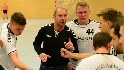Bild: ham
HSG-Trainer Karl Söllner (Zweiter von links) musste seine Jungs einige Male ermahnen, konzenzrtierter zu sein. Am Ende war der Coach aber nicht ganz unzufrieden.