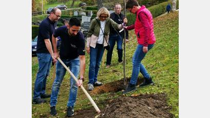 Bild: Susanne Herrmann/exb
Baumpflanzaktion von OGV-Högen und Feuerwehr Högen/Haunritz