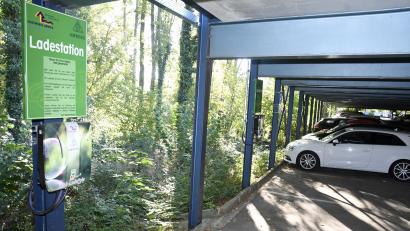 Bild: Petra Hartl
Die E-Ladestation an der Kräuterwiese. Ein besonderes Anliegen der Liste Amberg ist der Ausbau der Elektromobilität und dazu gehört die Erweiterung von Ladepunkten.