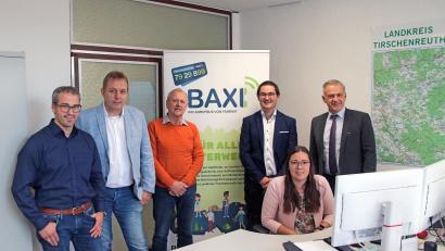 Bild: Landratsamt Tirschenreuth/exb
Freude über die Eröffnung des Kundenbüros in Tirschenreuth: (von links) Markus Hösl (Werkstattleiter und Betriebsleiter Eska), Jürgen Kreuzer (Sachbearbeiter ÖPNV), Hans Prucker (Geschäftsführer Eska), Florian Hofer (Leiter RBO-Niederlassung Nord Marketing), Alicia Bauer (RBO-Mitarbeiterin Mobilitätszentrale Tirschenreuth) und Landrat Roland Grillmeier.