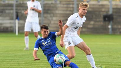 Bild: Büttner
Nicolas Moravcik (links) kam bei der SpVgg SV Weiden in der Hinrunde nicht über drei Einsätze und 65 Spielminuten hinaus. Der Vertrag des Tschechen wurde aufgelöst. Mit Samuel Höng wird zudem ein weiterer im Sommer verpflichteter Spieler den Verein verlassen.