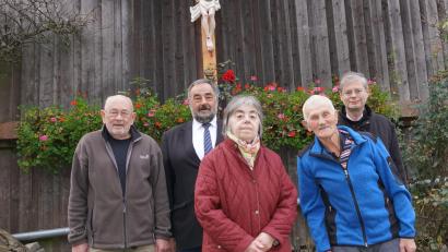 Bild: fvo
Konrad Gmeiner (Zweiter von rechts) und seine Ehefrau Anneliese freuen sich über die Glückwünsche von Nachbar Ludwig Geitner (links), Bürgermeister Josef Beimler und Pfarrer Norbert Götz (rechts).