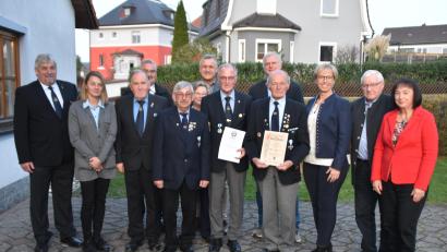 Bild: hcz
Die Geehrten P.eter Ertl und Manfred Hofmann (mit Urkunden, von links) mit den BSB-Funktionären und den Ehrengästen wie Ehrenkreisvorsitzendem Hans Kohl (Zweiter von rechts).