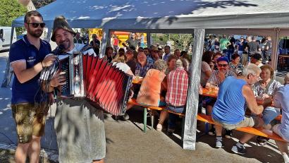Archivbild: zer
Fröhliche Gesichter bei der 50-Jahr-Feier der Gemeinde Theisseil. Die Jubiläumsfeier soll nun quasi Vorreiter für regelmäßige Bürgerfeste sein.