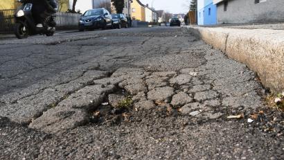 Bild: Gabi Schönberger
Die Wallensteinstraße ist schon lange marode und eine Holperstrecke. Das Tiefbauamt hat die Instandsetzung für 2022 vorgesehen.