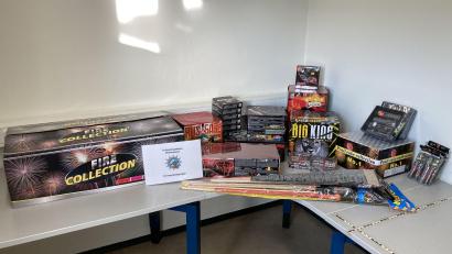Bild: Polizeiinspektion Waldsassen/exb
Diese verbotenen Kracher und Raketen stellte die Polizei sicher.