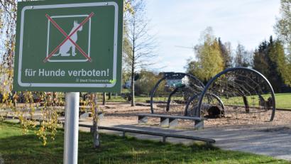 Bild: szl
Es gibt Zonen im Fischhofpark, in denen Hunde nicht zugelassen sind. Einige Hundehalter ignorieren dieses Verbot bisweilen. Die Folge sind Hundehaufen beim Kinderspielplatz "Fischers Fritz".