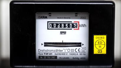 Symbolbild: Sina Schuldt/dpa
Bei einem Verbrauch von 3500 Kilowattstunden kostet der Strom in Amberg ab 1. Januar 2023 rund 700 Euro mehr.
