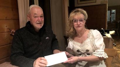 Bild: wro
Den versprochenen halben Anteil seiner Spendekasse , nämlich 1300 Euro, übergab Norbert Reger vor Kurzem an Valeria Pausch aus Ebnath, um damit ihre private Ukrainehilfe zu unterstützen.