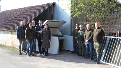 Bild: Matthias Meier/exb
Landrat Thomas Ebeling stellte mit Vertretern der beteiligten Abteilungen im Landratsamt Schwandorf sowie den ehrenamtlichen Betreuern aus der Reihe der Jägerschaft in Sulzmühle bei Nittenau die Sammelstellen vor.