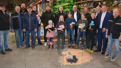 Bild: jr
Groß war das Interesse an der Lokalschau des Kleintierzuchtvereins Mitterteich in der Halle der Firma „Green Energy“ . Mit dabei auch Schirmherr Bürgermeister Stefan Grillmeier (Zweiter von rechts) sowie Jugendliche, die gerne ihre „Lieblinge“ präsentierten.