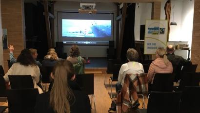 Bild: Christina Kunz/exb
Inspirierende Lösungsansätze für die vielen Probleme in der Welt wurden jetzt bei einem Filmabend der Fairtrade-Steuerungsgruppe im Kunsthaus Waldsassen aufgezeigt.