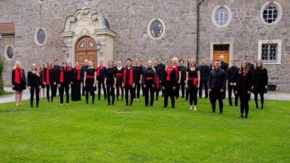 Bild: Xaver Mittelmeier/exb
Der Jugendchor des Fränkischen Sängerbundes singt am Sonntag, 19. November, beim Abschiedskonzert von Chorleiter Karl Heinz Malzer.
