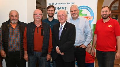 Bild: gf
Der neue Vorstand des ACE-Kreises Oberpfalz West (von links) die Beiräte Richard Schober und Alfred Ebert, 2. Vorsitzender Christopher Würz, Vorsitzender Michael Ponsel, Schriftführer Stefan Luttenberger sowie der ACE-Regionalbeauftragte für Bayern Nord Matthias Penkala.