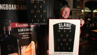 Bild: sne
Paddy Byrne stellt die Spieltafeln selbst her. Im Augenblick ist er auf großer Deutschlandtour durch viele Irish Pubs in der Republik – auch in Grafenwöhr.