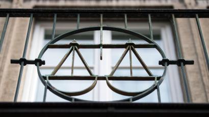 Symbolbild: Bernd Thisser/dpa
Seit April war die Frau in Untersuchungshaft, nun ist sie wieder frei. Die Anklage besteht aber weiterhin.