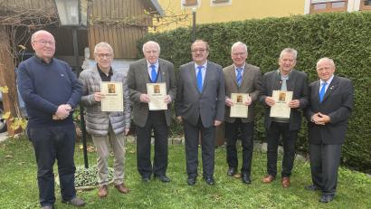 Bild: Josef Glas
Ehrung treuer Mitglieder (von links): Pfarrer Wilhelm Bauer, Josef Grötsch, Max Bauer, Andreas Zinkl, Hans Eckl, Hans Maier, Bezirkspräses PaterJosef Schwemmer.