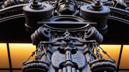 Symbolbild: Carsten Koall/dpa
Ein Relief über dem Eingang eines Gerichts stellt die Göttin Justitia mit verbundenen Augen dar.