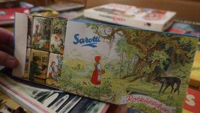Bild: Kunz
Früher erzählte Sarotti-Schokolade Kindern Märchen. Diese Tafel dürfte über sechs Jahrzehnte alt sein.