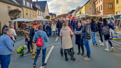 Bild: fpoz
Der Martinimarkt in Waldershof lockte zahlreiche Besucher an.