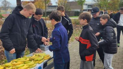 Bild: Realschule im Stiftland/exb
Einen Fairtrade-Bananen-Verkauf für den guten Zweck gab es kürzlich an der Realschule im Stiftland.
