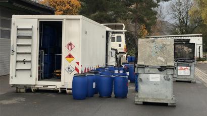 Bild: Stadt Weiden/Bauhof/Gärtnerei /exb
Am Bauhof wurde der Problemmüll zum Weitertransport teilweise in blaue Tonnen verpackt.