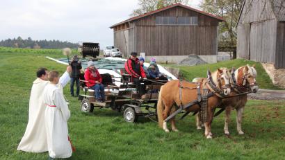 Bild: kro
Viele Pferdeliebhaber und -freunde waren zum Leonhardi-Fest eigens mit ihren Tieren nach Marchaney gekommen. Sogar eine Pferdekutsche war bei der Pferdesegnung anzutreffen.