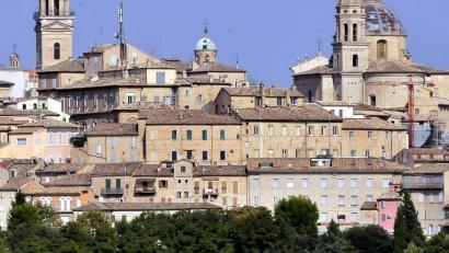 Archivbild: Wilck
Mit dieser Kulisse begrüßt Macerata seine Besucher am Ortseingang. Zurzeit ist die Schönheit des Stadtpanoramas aber durch Erdbeben getrübt.