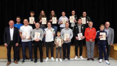 Bild: e
Die Vertreter der erfolgreichen Mannschaften dürfen vortreten und sich die Medaillen abholen.