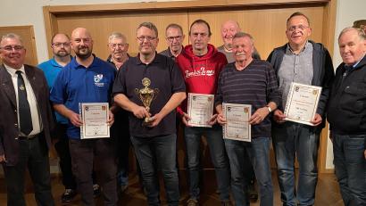 Bild: nbu
Die Mannschaftsführer der teilnehmenden Mannschaften mit den Organisatoren vom Schützenverein Germania Großalbershof und vom Kreisverband.