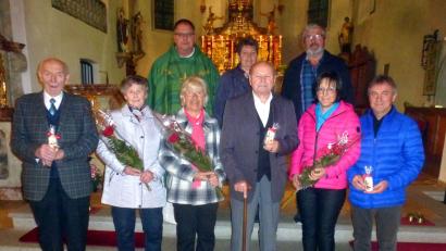 Bild: mad
Den Ehejubilaren gratulierten Pfarrer Markus Urban, Gisela Plößl und Josef Leonhardt (hintere Reihe).