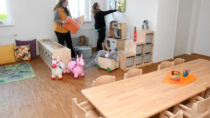 Bild: Gabi Schönberger
Sabine Bodensteiner (links) und Anne-Katrin Pröll legen letzte Hand an. Die Räume der neuen Großtagespflege in der Parksteiner Straße 11 sind gemütlich eingerichtet, die ersten Kinder kommen ab 14. November.