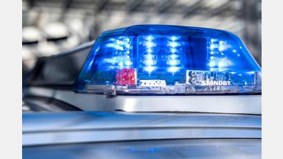 Symbolbild: David Inderlied/dpa
Auf dem Gelände eines Autohauses hat eine unbekannte Person sieben Fahrzeuge beschädigt. Die Kripo Weiden ermittelt und sucht Zeugen.
