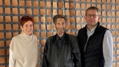 Bild: Ingrid Meier/exb
Seit 50 Jahren arbeitet Erwin Gruber beim Bauunternehmen Steininger. Michaela und Siegfried Dettmann dankten ihm für seine Treue.