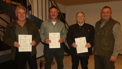 Bild: rn
Norbert Ferstl (rechts) ehrte (von links) Werner Höller, Anton Knier und Josef Jelinek für langjährige Mitgliedschaft beim Jagdverband.